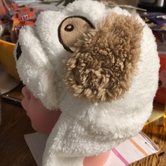 Fuzzy child’s hat. - Picture 2 of 6